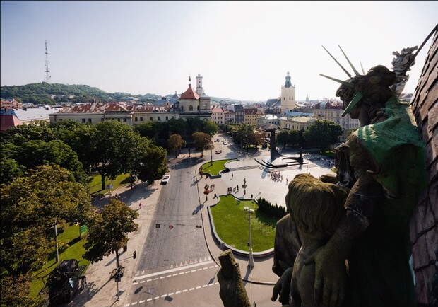 VLanovoy's tweet photo. Happy Independence Day Ukraine 🇺🇦! I am so proud of my country and my people. Peace and freedom will prevail. Слава Україні! (*Photo of the Statue of Liberty, sitting on a rooftop of my hometown Lviv and observing every Ukrainian as a living Statue of Liberty*) #StandWithUkraine https://t.co/XRabfw2XYe
