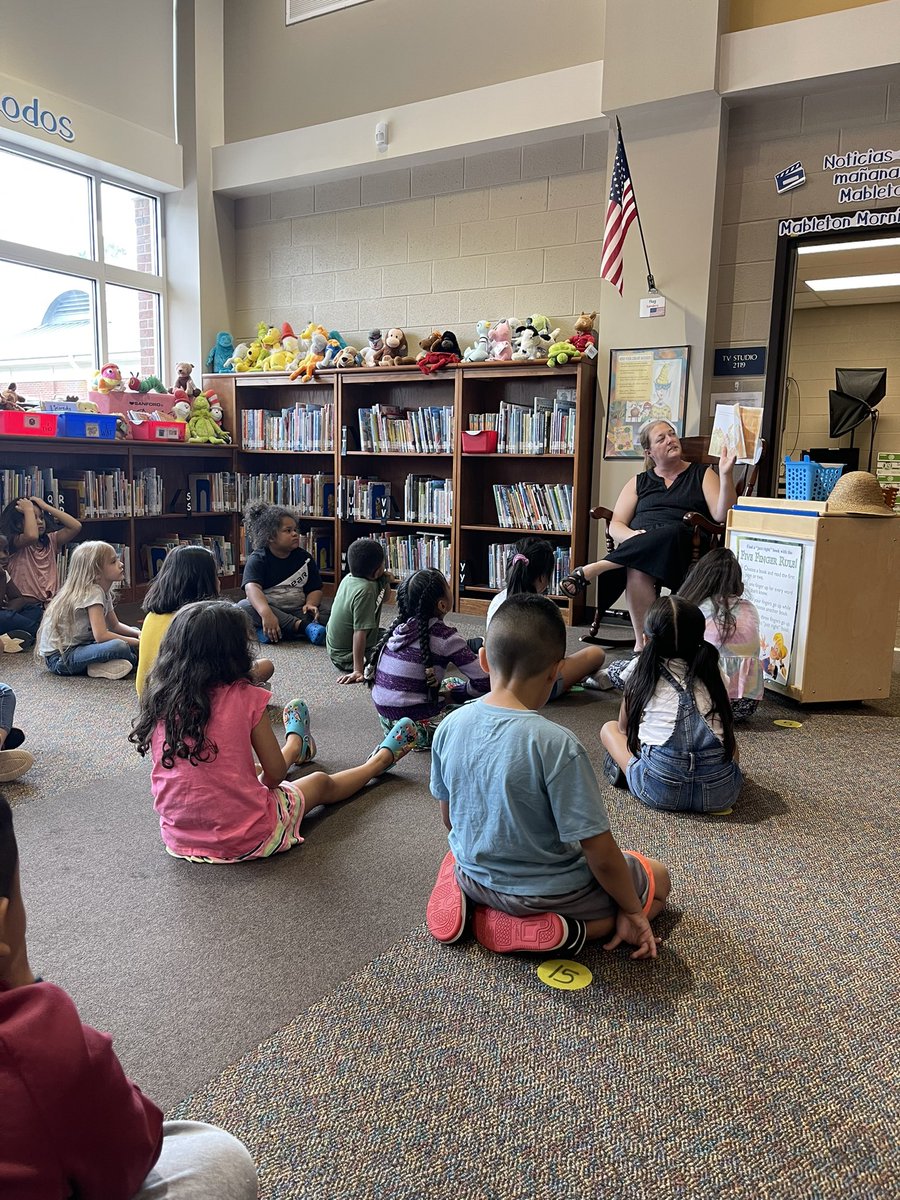 Stacy_Brewer730's tweet photo. If @MabletonLC isn’t your most favorite person to read you a book, you’re doing life all wrong! Always providing the #ultimatelearningexperience and love for books to our kiddos!! Library days are always my favorite! @MabletonES https://t.co/bCdKu6pe8W