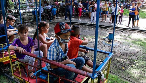 📸👉 Esa sensación de libertad plena, esa magia que es la inocencia y la dicha de tenerla, solo se experimenta cuando se es niño. Ellos encierran todo lo bueno, noble y puro de este mundo. Es por eso que tenemos el deber de regalarles únicos momentos, llenos de juegos y risas.