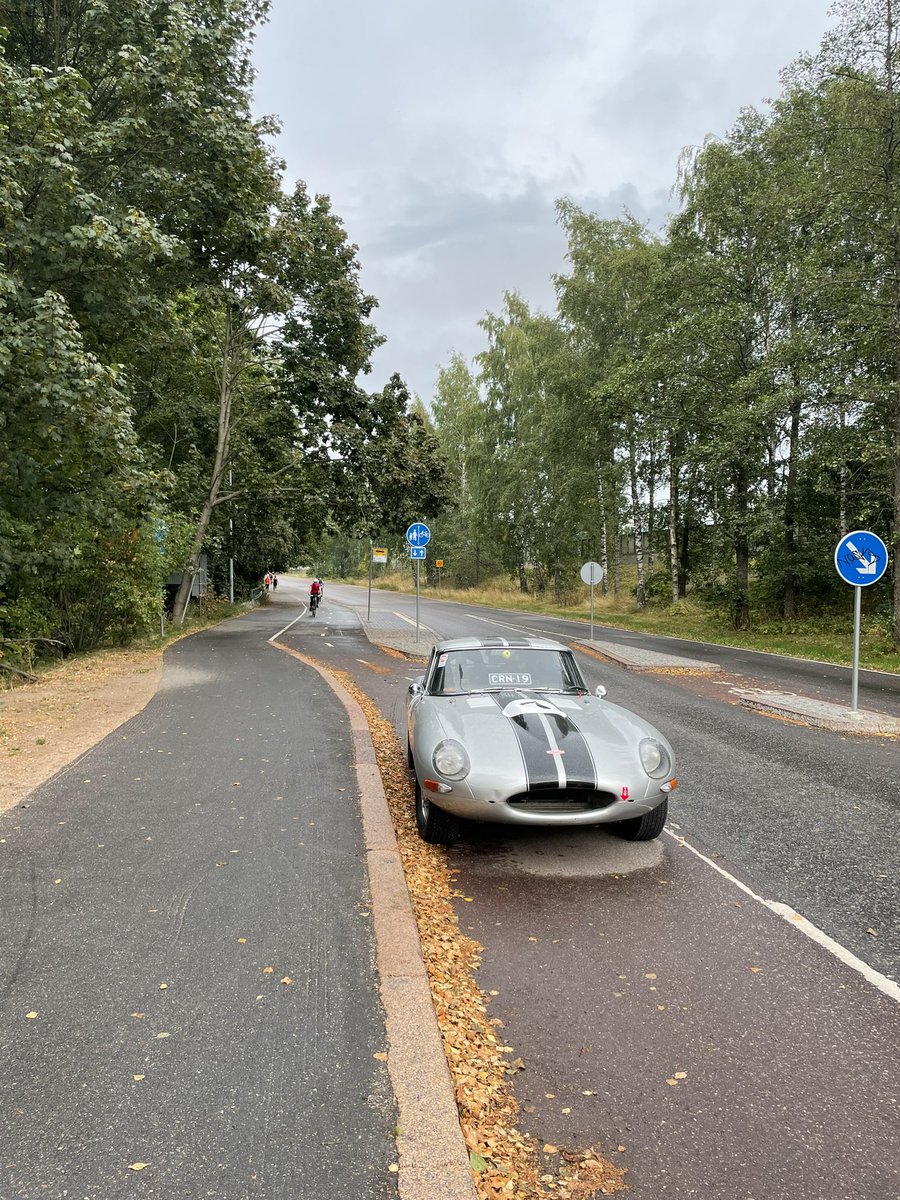 rodrigotripp's tweet photo. @HelsinkiPoliisi plate CRN19, car blocking completely the cycling path. Makes every cyclist go in the opposite direction of traffic with cars. Kulosaaren puistotie 1. https://t.co/QSZ4Xh31PC