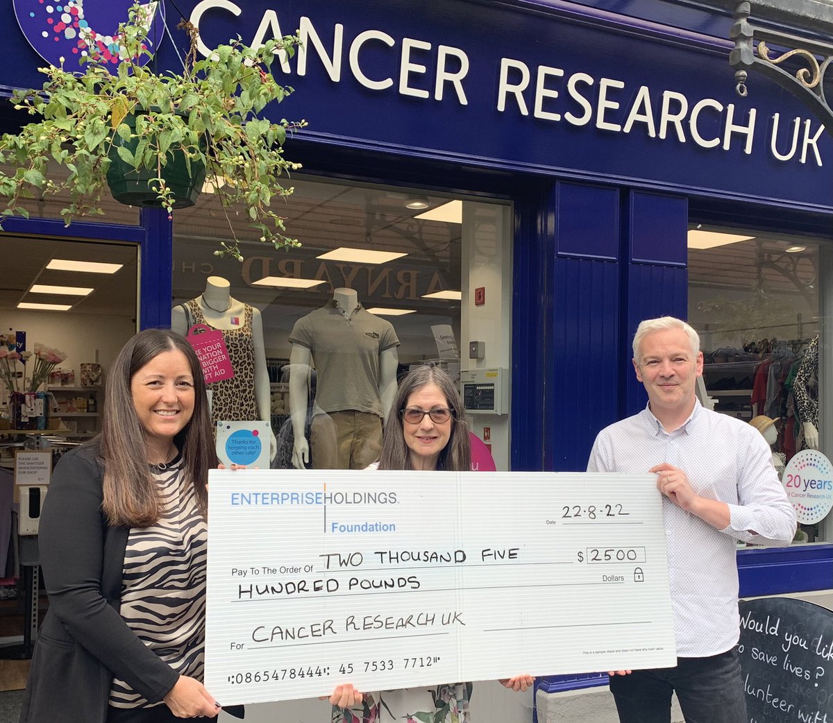 I was delighted to present a cheque on Monday for £2500 to @CancerResearchU on behalf of our @Ameyplc following an application they made to us for an @UKEnterprise It’s a fantastic charity which unfortunately many of us are familiar with 💛