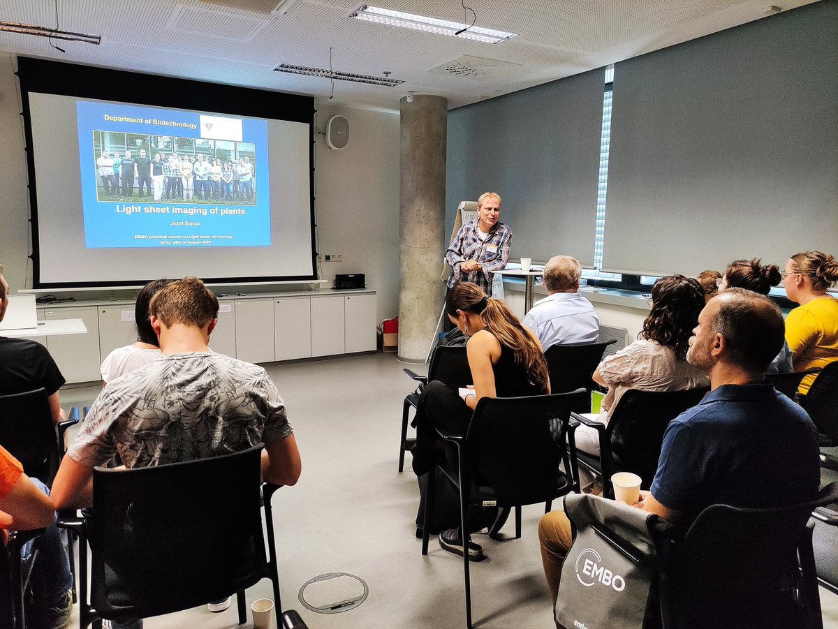 CEITEC_Brno's tweet photo. Day 8 of the #LISH22 #EMBOCourse🔬

Chair: Jan Peychl
🗣️Jozef Samaj: Light-sheet imaging of #plants🌿

#CEITECScience https://t.co/E6pF9nX4qG