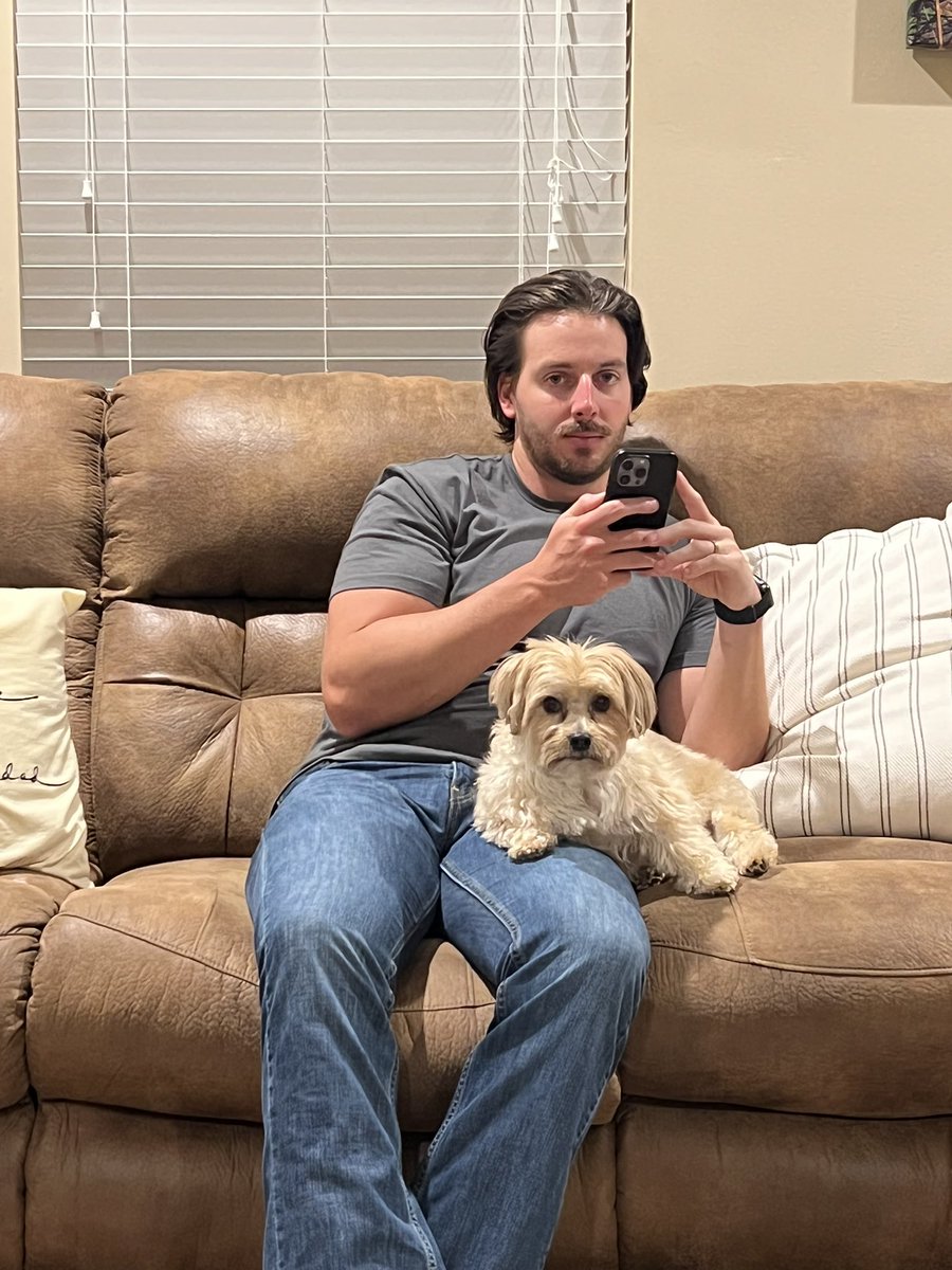 KMichaelaJ's tweet photo. Why are they both giving me that LOOK https://t.co/iiIG22pcEW