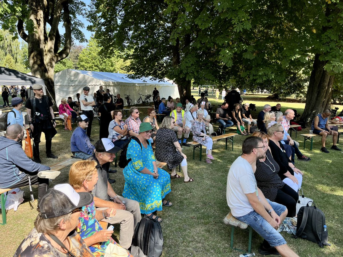 udsatte's tweet photo. Solen har skinnet over Odense og Brugernes Bazar hele dagen. Vi har samlet erfaringer fra livet som socialt udsat under coronaen og nydt det fantastiske selskab😊 Tusind tak for i dag - og tak til @Brugerforening , @Brugernes, @SANDhjemlose, LAP og alle andre organisationer. https://t.co/qZaKuz47uY