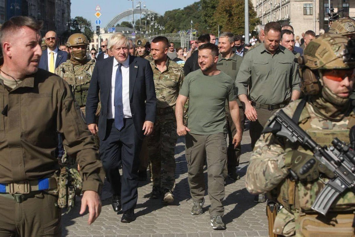 DefenceU's tweet photo. Welcome to Kyiv again, dear @BorisJohnson ! New British package of GBP 54 mln including 850 microdrones will significantly help #UAarmy !
We. Shall. Never. Surrender.
🇺🇦🤝🇬🇧 https://t.co/gyMt0wH6gm