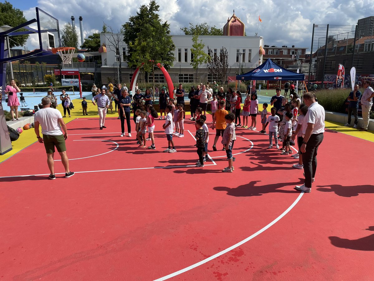 Vanmiddag was de officiële opening van het vernieuwde Hondiusterrein. Nog meer speelruimte en plezier maken voor de jeugd op dit terrein. <a href="/POL_Segbroek/">Politie Basisteam Segbroek</a> <a href="/WijkzSegbroek/">WijkzSegbroek Welzijn</a> <a href="/krajiceknl/">Krajicek Foundation</a> <a href="/GemeenteDenHaag/">Gemeente Den Haag</a> <a href="/RichardKrajicek/">Richard Krajicek</a>