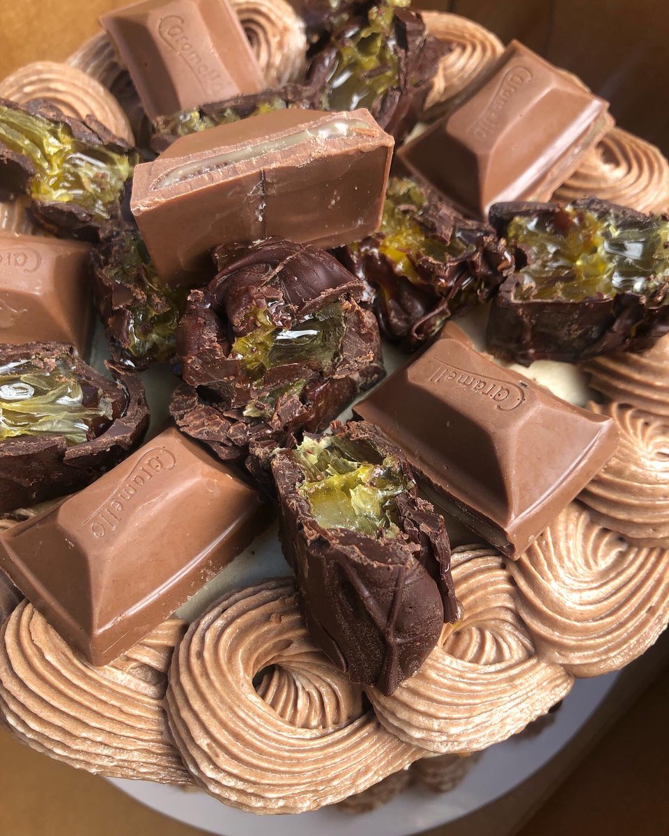 BerryingHatchet's tweet photo. No filter needed with this one of a kind candy bar inspired cake! A double layer of moist vanilla cake with a dark chocolate ganache core covered in salted caramel buttercream. And for extra measure? An entire king size Caramello &amp; hand dipped honeycomb. https://t.co/iIhJkur12M