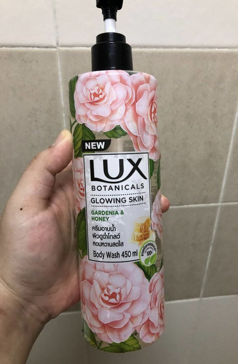 shoppingpills's tweet photo. i swear this body wash superb wangi like i mandi guna perfume. i tak pakai perfume pun masuk office then my officemate tegur wanginya pakai perfume apa and i was like 🥲🫶🏼

i love this kind of scent yang bau dia tak too strong but soft je. i taknak wangi sorang so i share here https://t.co/dU6FClMDpt