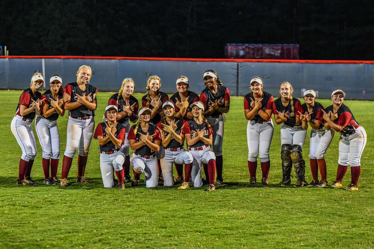 Ellie’s <a href="/ellie_settle/">Ellie Settle</a> 3rd bomb of the South season - 3 run shot! Jordan <a href="/jordanraynerso1/">jordan.rayner</a> sent a ball into orbit for a grand slam!! South with the W 15-0! #ssod #smilesfordays #connect <a href="/SPauldingHS_ATH/">South Paulding HS Athletics</a> <a href="/SPHS_Softball/">South Softball</a> <a href="/CoachMorrisR/">EC Bullets Morris</a> <a href="/cws1974/">Chris</a>