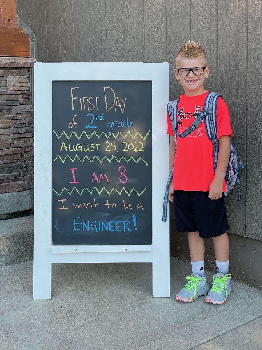 A fourth grader and a second grader! These two <a href="/RVRoadrunner/">Ridgeview Elementary</a> are ready for day 1 with <a href="/JmfrancisJen/">Jennifer Francis</a> and <a href="/MrsCraft_RV/">Charissa Craft</a>!  #LPSFirstDay22