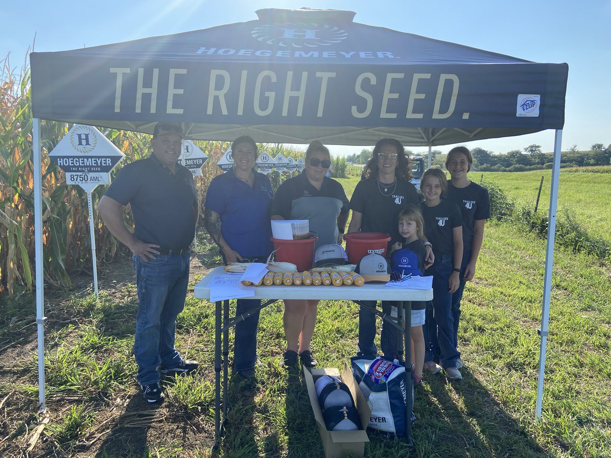 TheRightSeed's tweet image. The right crew and the right seed. 🌽

#plot #MasterPlot #CornPlot #Hoegemeyer #TheRightSeed