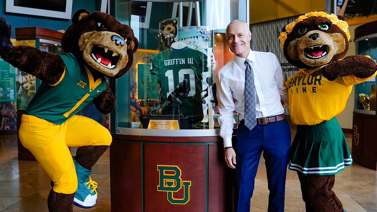BaylorAthletics's tweet photo. The Bears are rolling out the green & gold carpet for our new @Big12Conference Commissioner today 🐻🤝
#SicEm https://t.co/4HEfCgXnfa