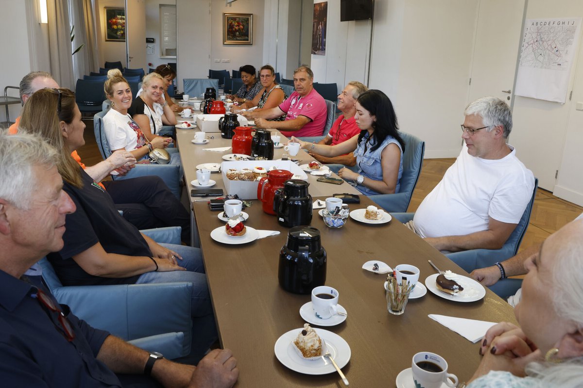 🎂 Koffie en taart voor de kermisexploitanten! Traditiegetrouw nodigt de burgemeester de exploitanten en de betrokken medewerkers uit voor een koffiemoment. Dit jaar extra feestelijk omdat de kermis weer in normale vorm, zonder coronamaatregelen, georganiseerd kon worden.