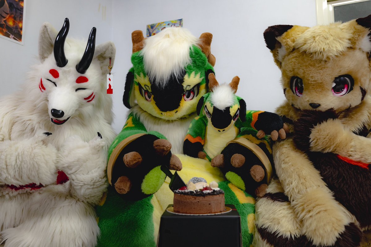 GenunTheGenbu's tweet photo. 四年目の誕生日です！
祝ってくれた皆さん、ありがとうござい��した！

「もうすぐみんなに会えるかな……？」
：『いいから早く食べさせてー』

📸: @RayWings1656 

#4thAnniversary https://t.co/BDzKhymjtm