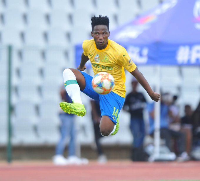 FARPostZA's tweet photo. ROOKIE MAILULA!!!

Mamelodi Sundowns named unknown Cassius Mailula on the bench for their fixture against Stellenbosch FC at the Loftus Stadium in Pretoria, but who is he?

https://t.co/4B3KbDm3BS https://t.co/7vNe7163IM