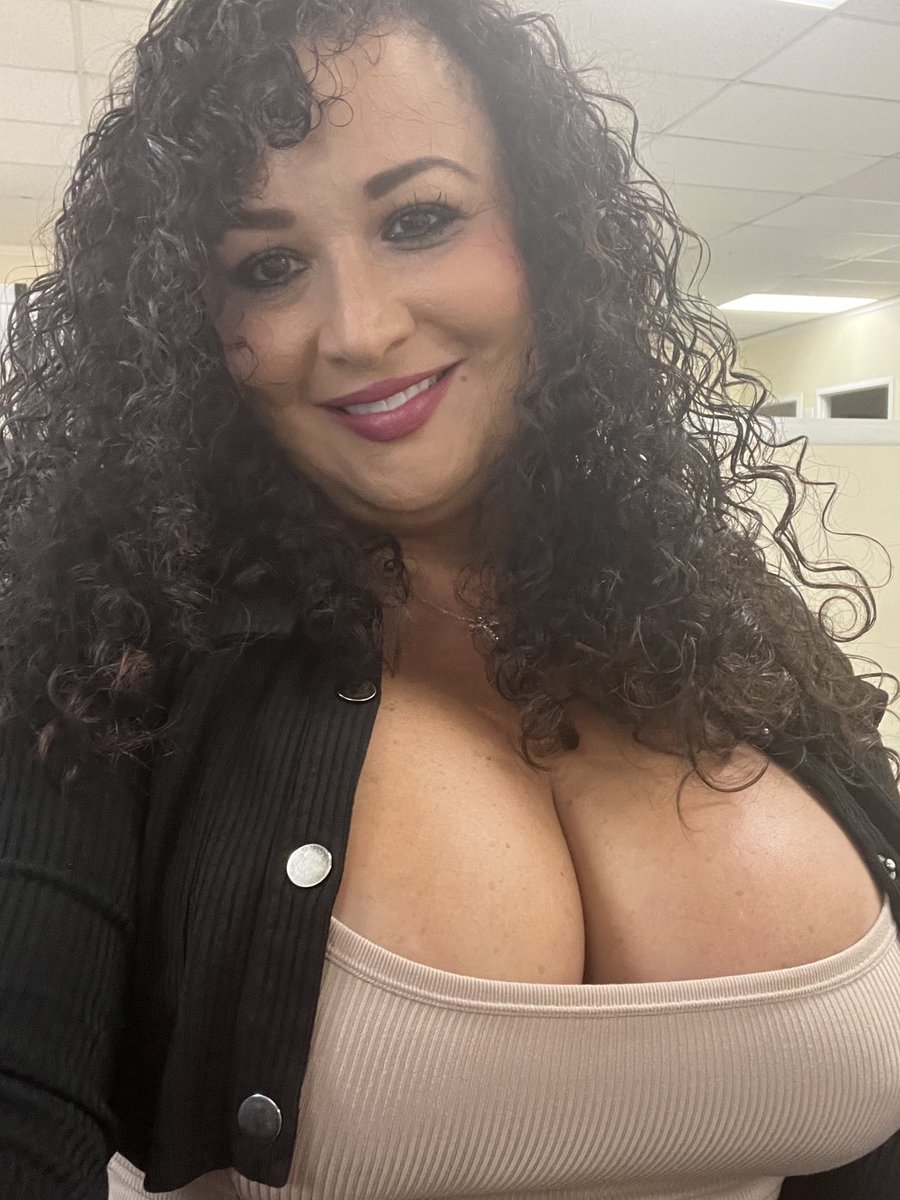 RubiDiamond21's tweet photo. Let’s try this again! Happy hump day 💗💗 https://t.co/egyNfpxsYH