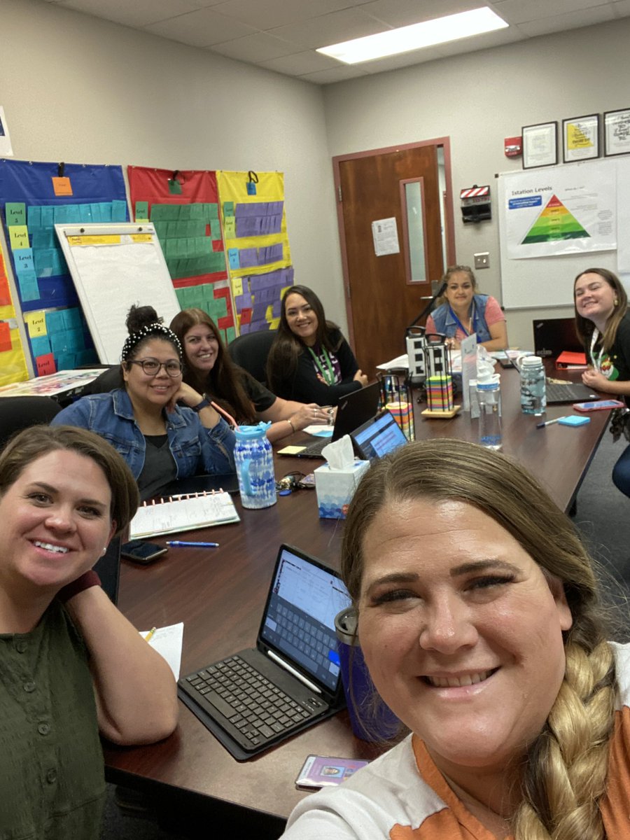 LennieGarcia6's tweet image. 4th grade #SUPERteachers @DowlingTigers spent PLC with @MrsHendReads getting ready for a #SUPERyear of authentic technology implementation. #TigerTough @BurnettCayli @Molby_4thgrade