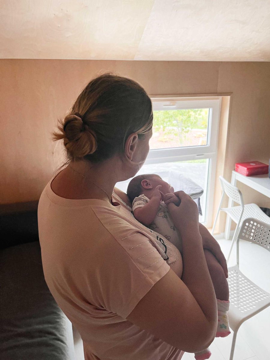À Lviv, <a href="/RedCrossUkraine/">Ukrainian Red Cross</a> s’est associée aux autorités locales pour ouvrir le centre mère-enfant « Unbroken Mothers » (les Mères indomptées), qui accueille les femmes enceintes déplacées et leurs enfants afin de leur offrir un hébergement sécuritaire. (1/4)