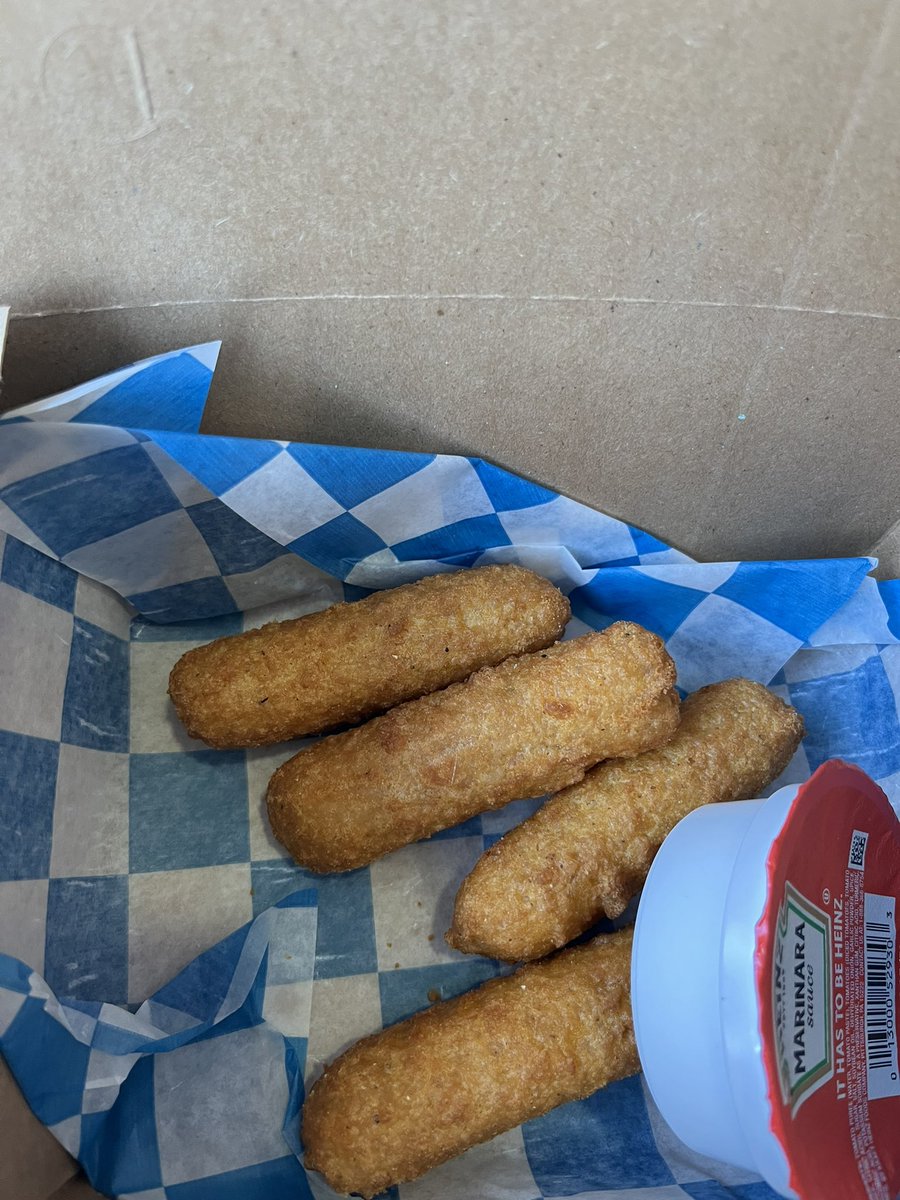 vonisanon's tweet photo. •✰ august 23 🤍 wieiad ✰•

im overshooting the calorie count 

ate : mozzarella sticks ( 500 ), 3 starburst ( 60 )

drinks : water

weigh in : idk
cals: ~560 https://t.co/hjxRg0xCDh