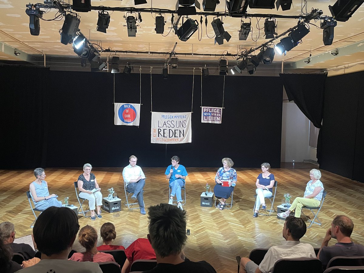 walkofcarehalle's tweet photo. Unser Podium ist bereit. Auf eine spannende Diskussion! #lassunsreden #Landespflegekammer #Pflegetalk https://t.co/60ieglEEk2