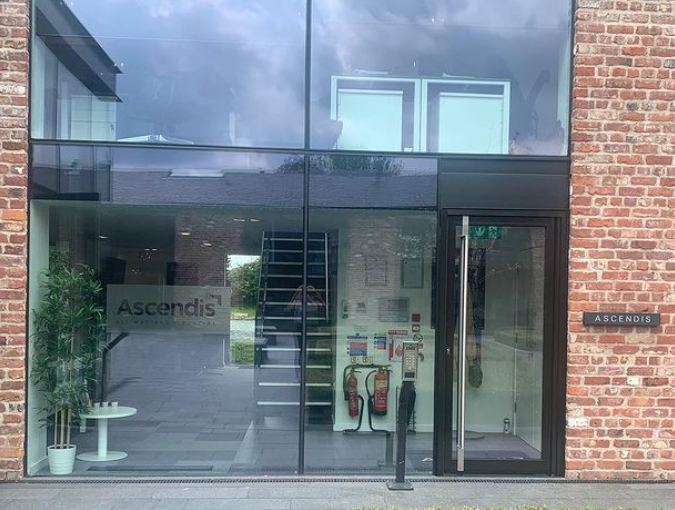 AscendisUK's tweet photo. We love our brand new door, installed by @everglade_UK!
Check out the before and after photos below. 👇
Thank you to the team at #Everglade for their fantastic service.
#newdoor #revamp https://t.co/D8cnIfOqKV