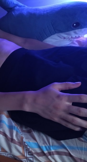 1 pic. Wanna see what's under there? https://t.co/7nxruRYWIi