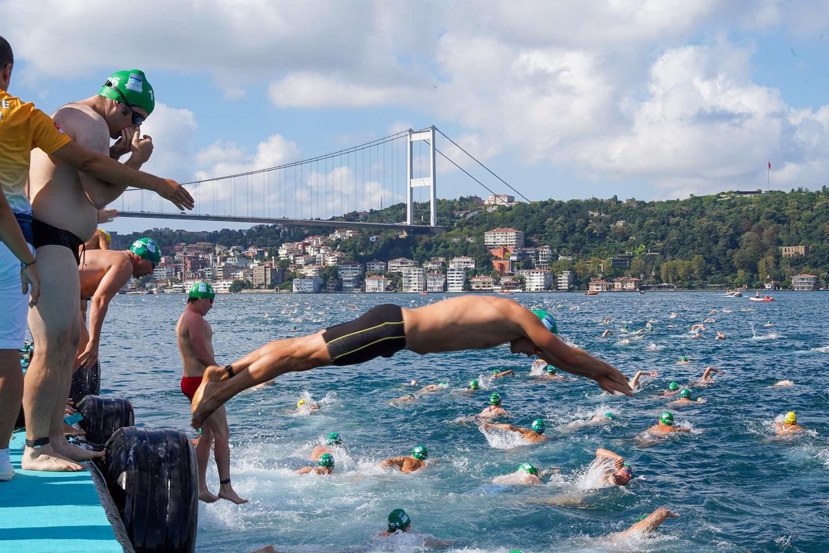 2kita1yaris's tweet photo. Boğaziçi Kıtalararası Yüzme Yarışı 34. defa, 2400’den fazla yüzücüyü İstanbul Boğazında iki kıtayı birleştirmek sporun birleştirici gücünü göstermek için buluşturdu. https://t.co/kgvkFABujt