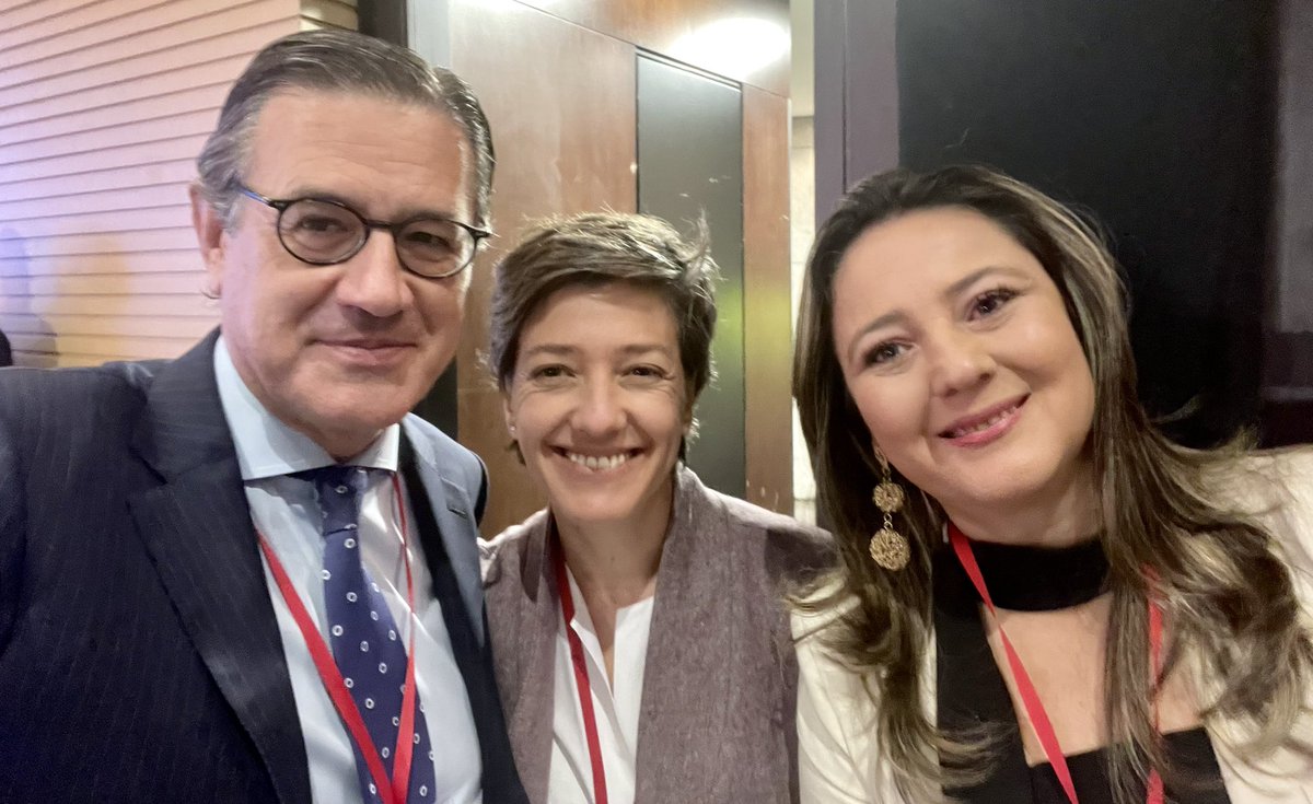 jallorente's tweet photo. Con mis colegas de #LLYCBogotá @LlorenteyCuenca @mesteveh @marango72 #TalentoLLYC https://t.co/rcAX5PdR0N
