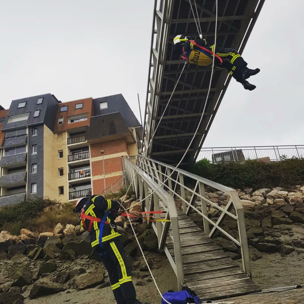 pompiers_PEA_14's tweet photo. 👨🚒💪 | A l'œuvre !
Entrainement au "lot de sauvetage" de la garde dans un cadre agréable
#lotdesauvetage #LSPCC #sapeurspompiers #pompiers #Cabourg #CalvadosDept #divessurmer #mervillefranceville #houlgatebeach #ncpa #manoeuvre #sauvetage https://t.co/czQ0pyORl8