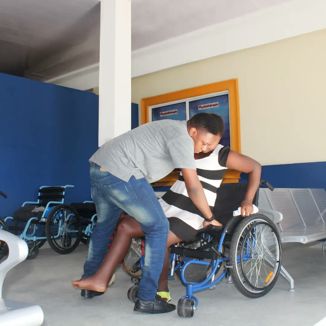 FONHARE's tweet photo. FONHARE a offert un tout nouveau fauteuil roulant  à Isemane
Grâce à sa nouvelle chaise, Isemane a enfin la liberté et indépendence qu'elle mérite.
Elle peut se déplacer toute seule.

#fonhare
#inclusion
#réadaptation
#Comprendre le handicap https://t.co/Fw8NmNIoAT