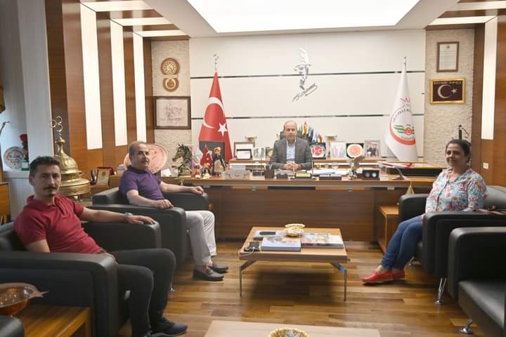 HemSahinbey's tweet photo. @OguzeliBelediye Bşk Sn Sait Kılıç 'a iadeyi ziyarette bulunduk.Kendileri için tasarlanan rölyef çalışmasını günün hatırası olarak takdim ettik @msait27  @yasintepe @GaziantepHBO @yasintepe @erdalkilinc27 @MemduhCihan48 @kmkara27 @sibelgn92738789 @izzet_mete @CinivizVeysel https://t.co/b4dc38LenW