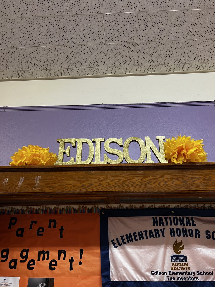 teach4mykidz's tweet photo. Principal Christian and her staff are busy creating a beautiful welcoming environment for their scholars. She rolls up her sleeves and works with teachers to get it done!@EdisonDPSCD is ready for the Rise!#DPSCD #YearofRecovery https://t.co/cDuBWHJYNI