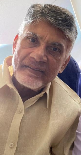 Eswarkarthikeya's tweet photo. ఎవరో తెలిసిన వాళ్లతో Selfie..
ఏంటి ఇలా అయిపోయారు బాబు? బలహీనంగా వృద్ధాప్య ఛాయలు పూర్తిగా కమ్మేసిన కారణమా? ఏదైనా ఆందోళనలో ఉన్నారా?
ఏమైనా ఒకప్పుడు ఓ వెలుగు వెలిగిన బాబుని ఇలా చూస్తుంటే కొంచెం బాధగానే ఉంది.. https://t.co/TZbdtwCw43