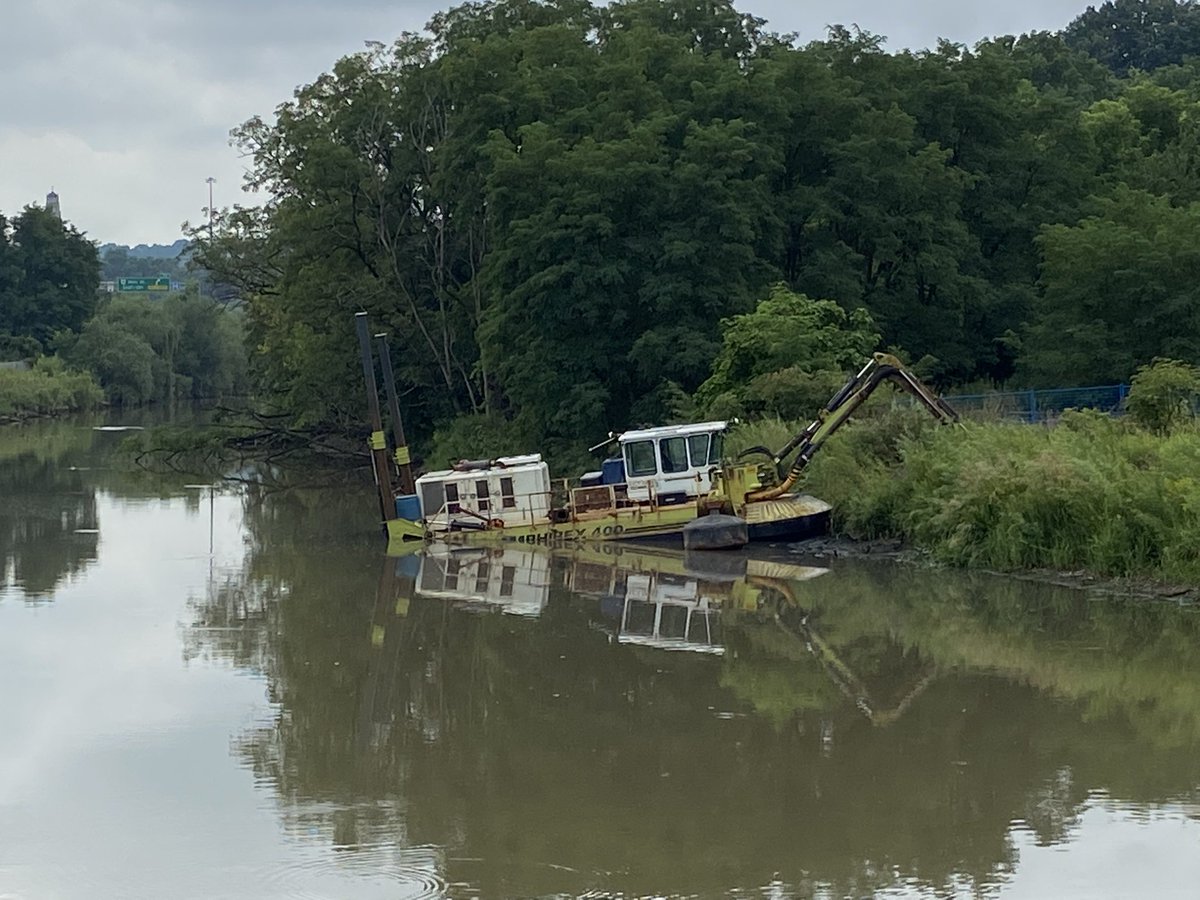 ES_GPVA's tweet photo. Voici la barge qui va nettoyer le ruisseau Chedoke, qui coule près de notre école. Ce projet de la ville de @cityofhamilton a pour objectif de retirer de nombreux polluants et rendre notre environnement plus sain #chedokecreek #chedoke #hamilton https://t.co/rz9EGIq5yQ