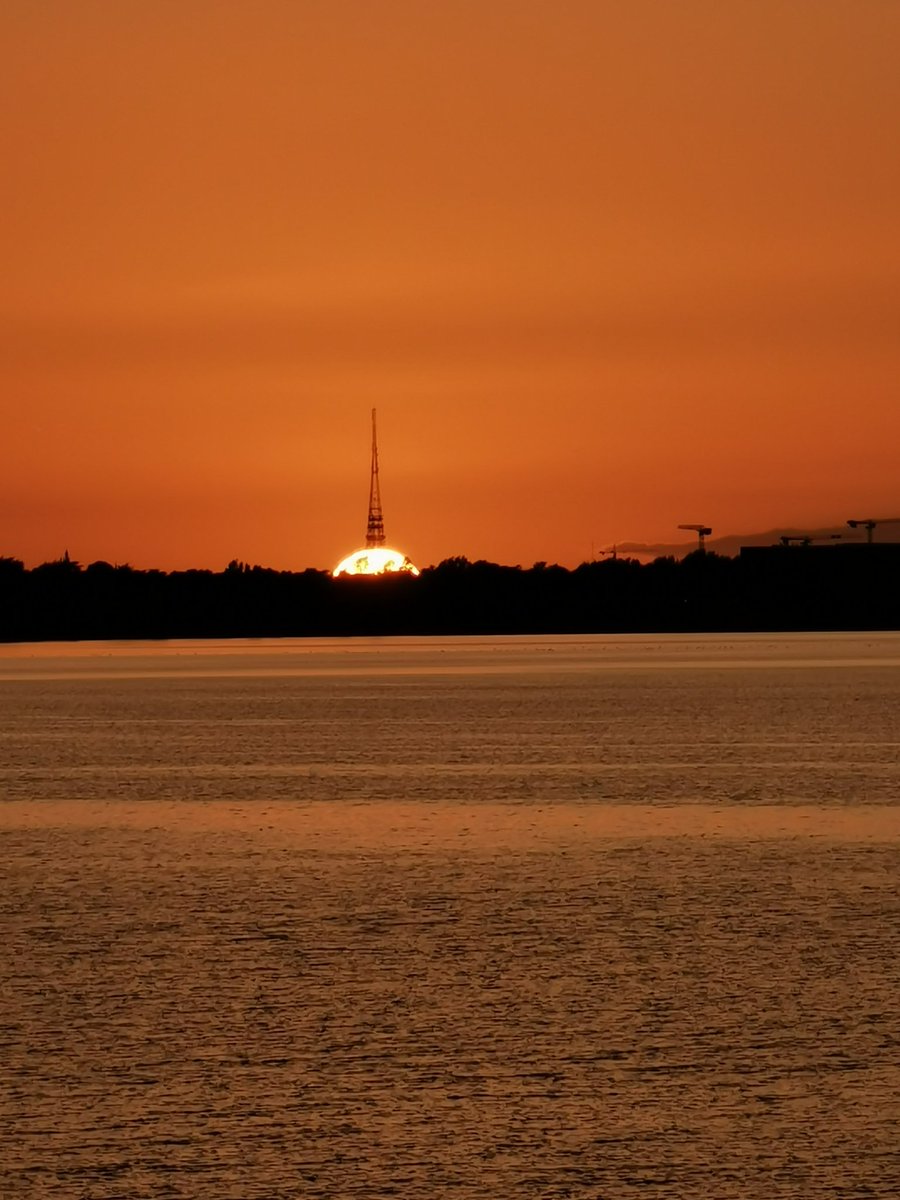 Nicky_CCleary's tweet photo. Sunset tonight behind the @rte Mast #DunLaoghaire #WestPier https://t.co/bGG9K7x4Cm