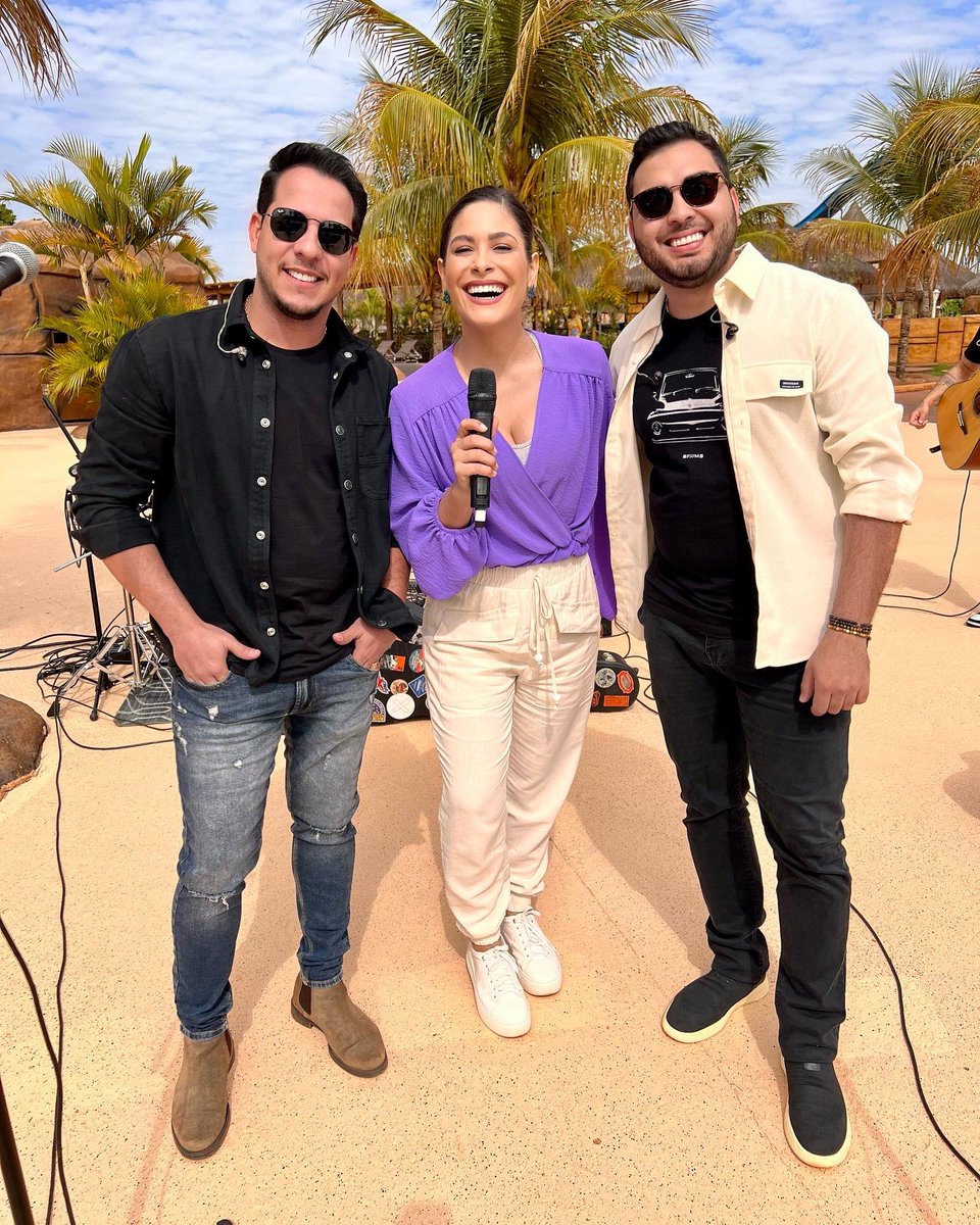 hugoevitor's tweet photo. Gravando o @programameums! Em breve no ar pra vocês! @tvmorenams ✨🎶 #respeitaminhadupla #hugoevitor https://t.co/gcR37YeAe4