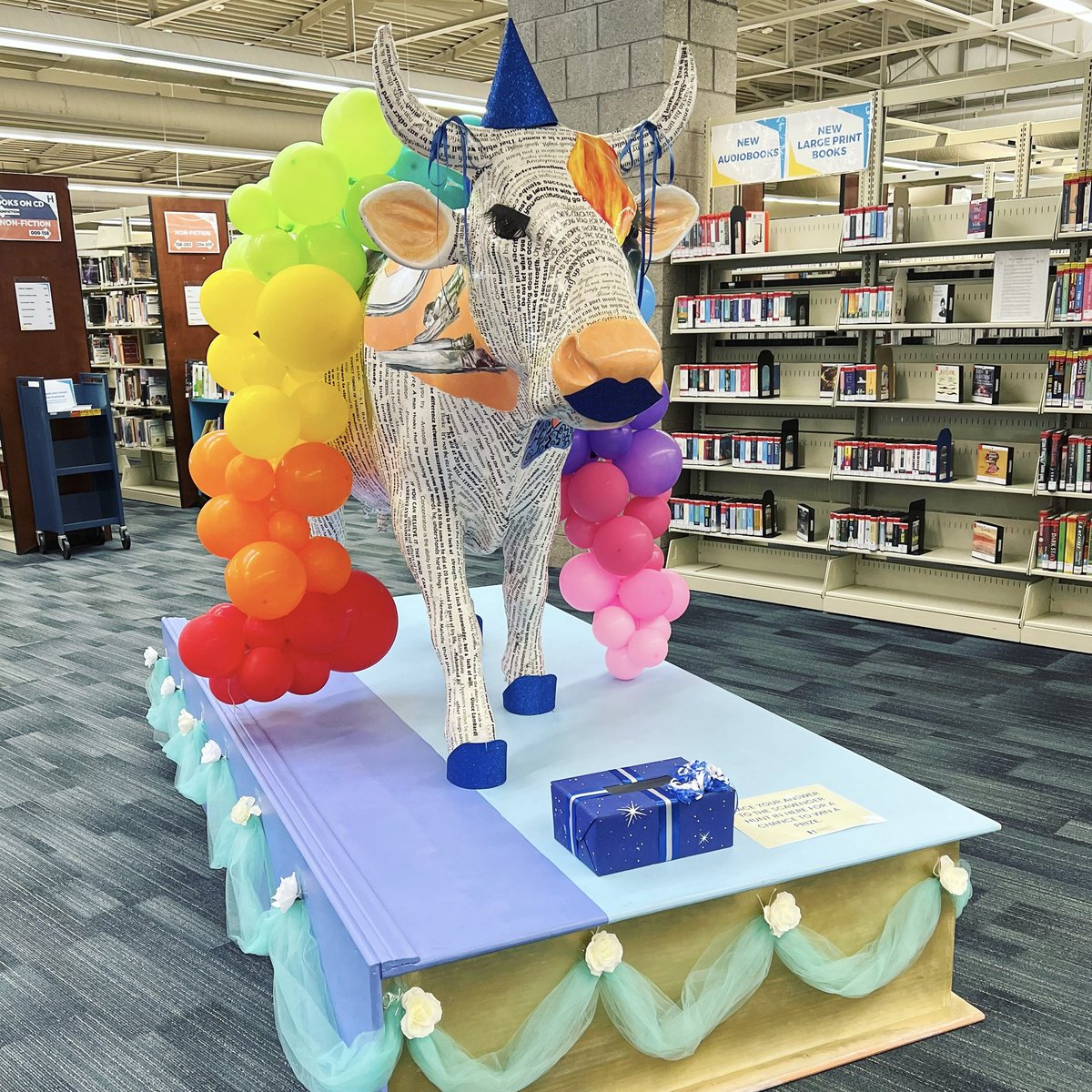 hendersonlibs's tweet photo. Molly Moo is ready to party!!! ๐ฅณ Weโre celebrating the #PaseoVerdeLibraryโs 20th birthday today! Stop by between 2 and 4pm for crafts, cake, coffee, and a scavenger hunt. Fun for the whole family!
#hendersonlibraries #librarybirthday #20thanniversary https://t.co/0ILp2fmQ5t