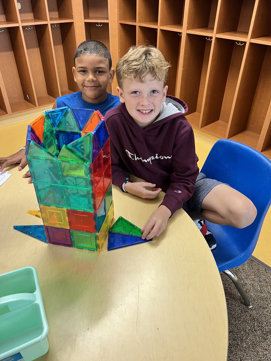 SarffAHLmedia's tweet photo. Creative minds to engineer The Most Magnificent Thing (invention!). One group: “we are inventing something to solve world hunger!” 🤯 These kids will change the world 🌎. Proud of these #trustyhuskies Loved working with @tawnya_rivers in the #maketank 💚💙 https://t.co/ePidiUKACK