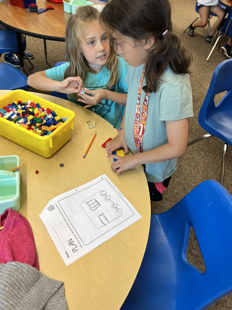 SarffAHLmedia's tweet photo. Creative minds to engineer The Most Magnificent Thing (invention!). One group: “we are inventing something to solve world hunger!” 🤯 These kids will change the world 🌎. Proud of these #trustyhuskies Loved working with @tawnya_rivers in the #maketank 💚💙 https://t.co/ePidiUKACK