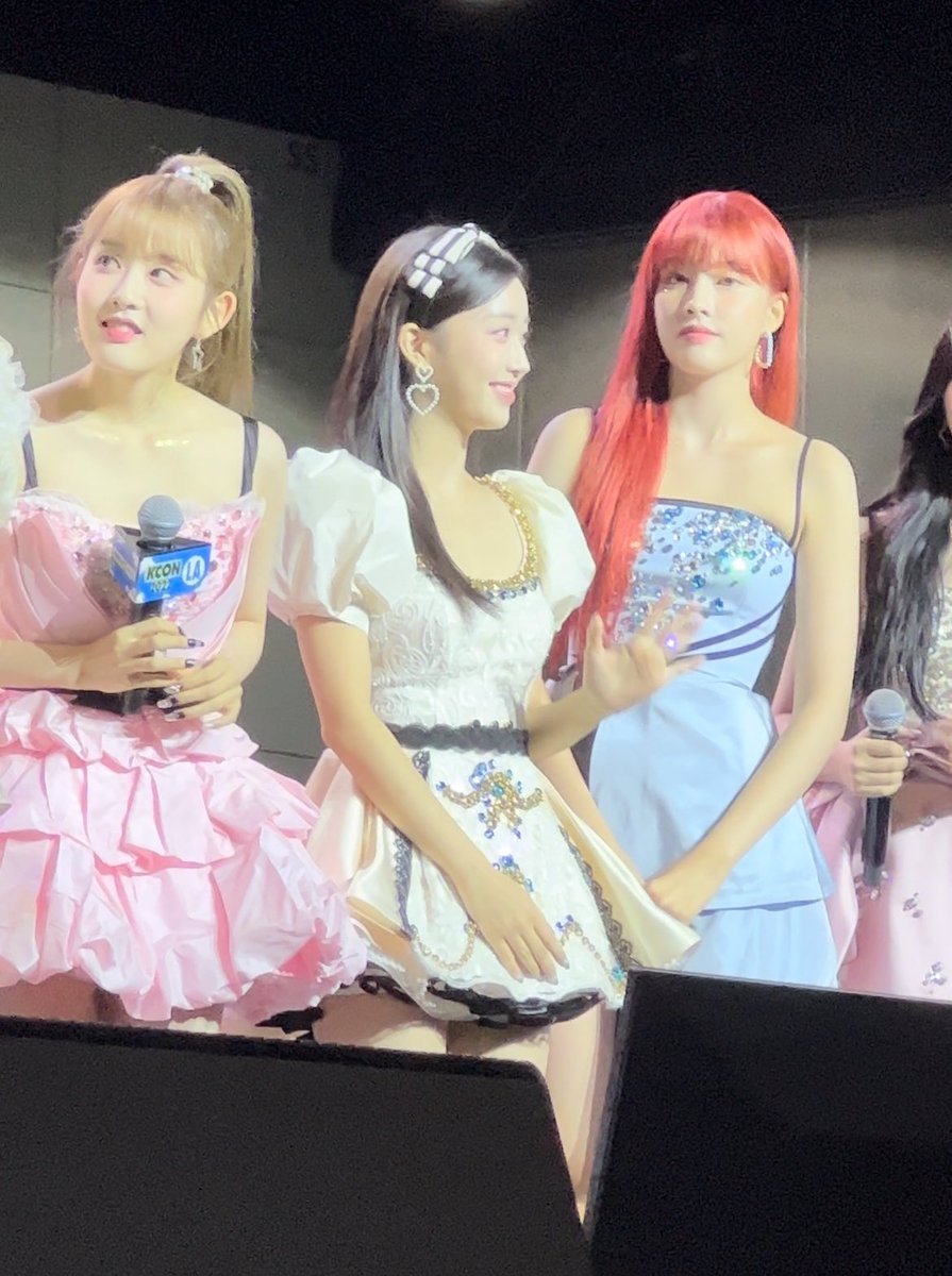 taekeoff's tweet photo. my angels (minus isa my bias bc she was standing behind a pole ;-; ) #stayc #staycgirls #KCON #KCONUSA https://t.co/op3yQCiMp0