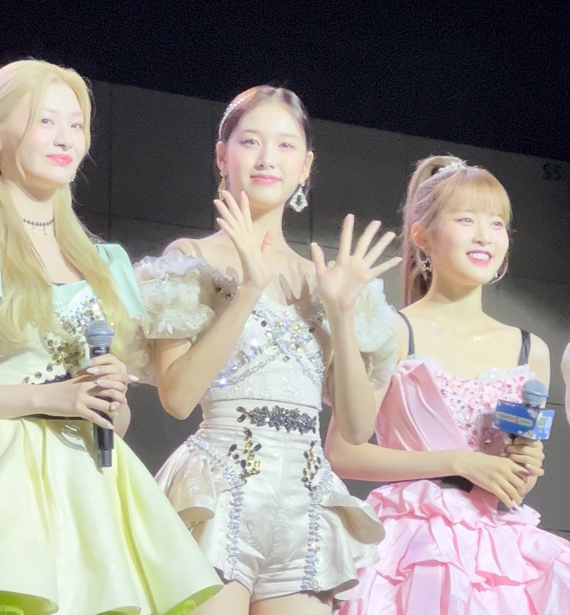taekeoff's tweet photo. my angels (minus isa my bias bc she was standing behind a pole ;-; ) #stayc #staycgirls #KCON #KCONUSA https://t.co/op3yQCiMp0