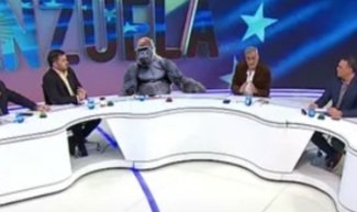 El_impostor2's tweet photo. La imagen de @diegobranca discutiendo con @marianabrey en #Argenzuela podría ser apócrifa https://t.co/e1YbkvJuxi