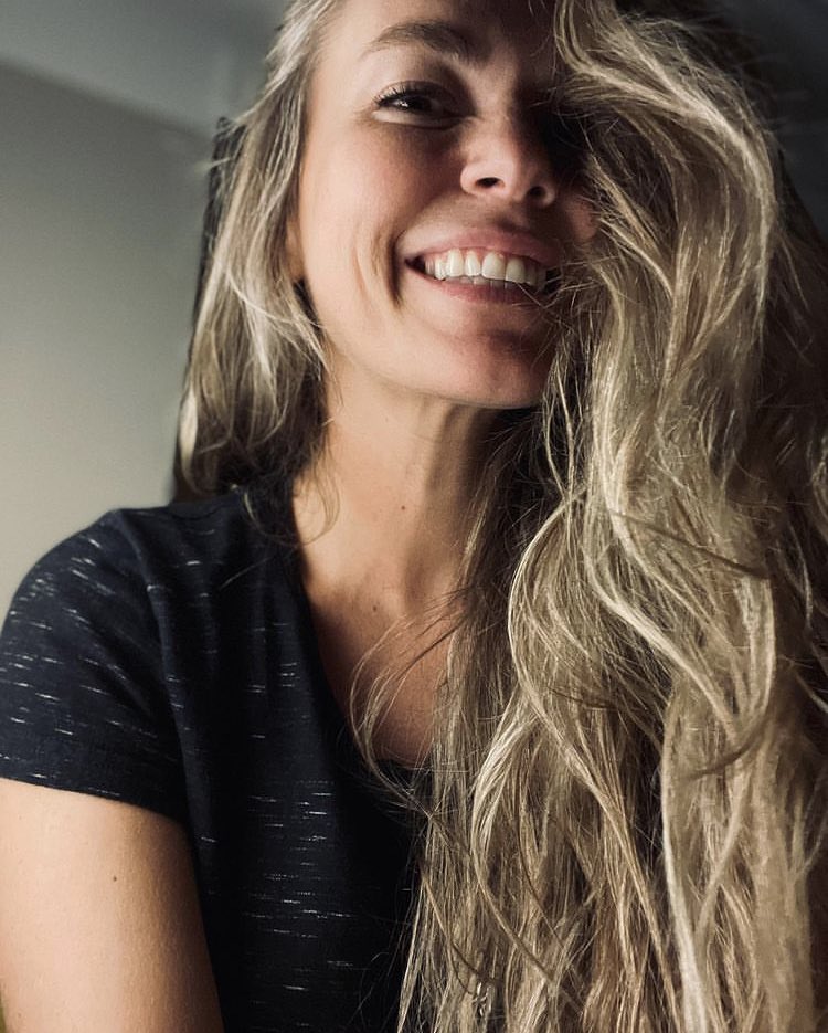 dizianaIiz's tweet photo. Nası sempatik, nası güzel. Çiçek gibi kadın, Aslı Enver. 🧡🌸 https://t.co/Jl8h0TARIz