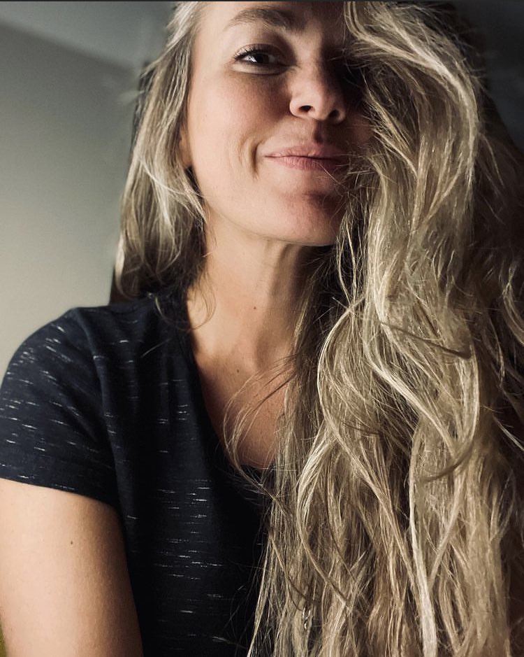 dizianaIiz's tweet photo. Nası sempatik, nası güzel. Çiçek gibi kadın, Aslı Enver. 🧡🌸 https://t.co/Jl8h0TARIz