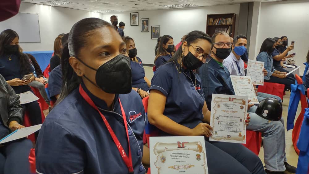 metro_caracas's tweet photo. #Entérate 👉🏻 #Hoy #24Ago se llevó a cabo entrega de diplomas por culminación del Curso de Búsqueda, Reconocimiento y localización de Artefactos Explosivos #BRYL a 34 trabajadores pertenecientes a la Gerencia de Protección y Seguridad del @metro_caracas.
#SeguimosAvanzando https://t.co/ly3Au7An3G