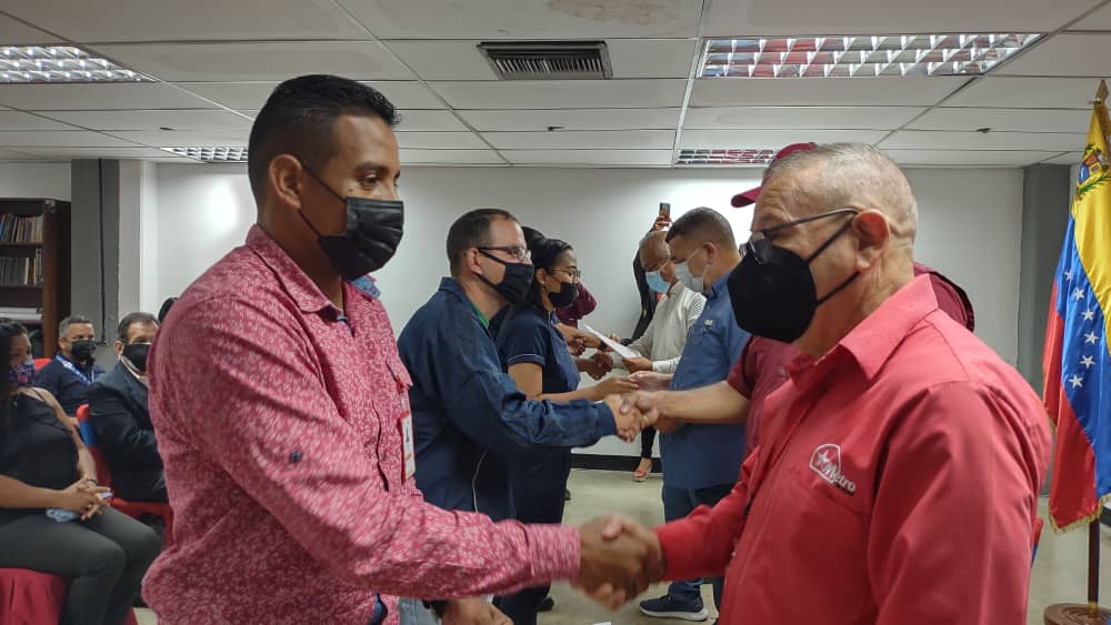 metro_caracas's tweet photo. #Entérate 👉🏻 #Hoy #24Ago se llevó a cabo entrega de diplomas por culminación del Curso de Búsqueda, Reconocimiento y localización de Artefactos Explosivos #BRYL a 34 trabajadores pertenecientes a la Gerencia de Protección y Seguridad del @metro_caracas.
#SeguimosAvanzando https://t.co/ly3Au7An3G