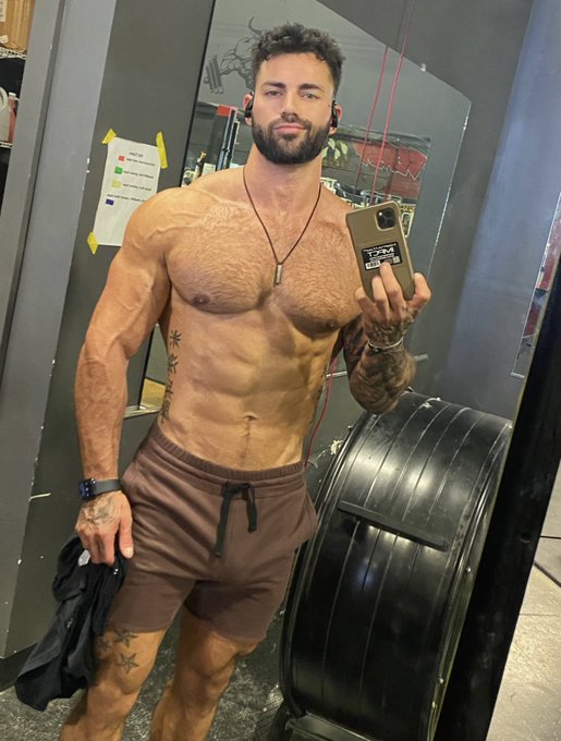 Shoulder day ✅ https://t.co/ucs4bAoXdm https://t.co/8tXCj08qIt