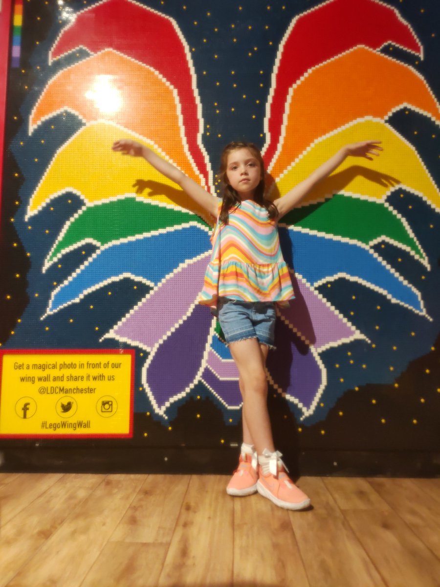 L a u r a tweet media