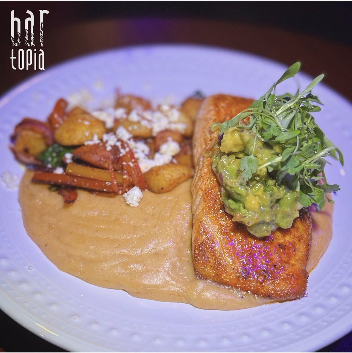 BartopiaMaya's tweet photo. Quieres tener una tarde☀️relax con buen ambiente y comida creativa @BartopiaMaya es tu lugar con el mejor Happy Hour y los platos mas creativos del area

       ‼️HAPPY HOUR‼️
Titos vodka $3.00

Skrewball   2x$5.00

Miller $1.00

Demi-Blackend Salmon
   Pruébalo🤤 https://t.co/rn2ciiPfns