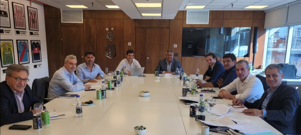 LigaAFA's tweet photo. El presidente @tapiachiqui y dirigentes de los clubes compartiendo tareas en la #LPF y tratando diversos temas de gestión. https://t.co/40RR4pqyKs